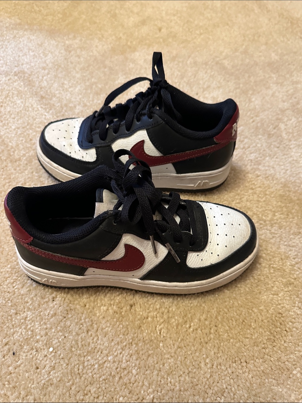 Nike Kids Low-Top Sneakers in Black, White, Maroon